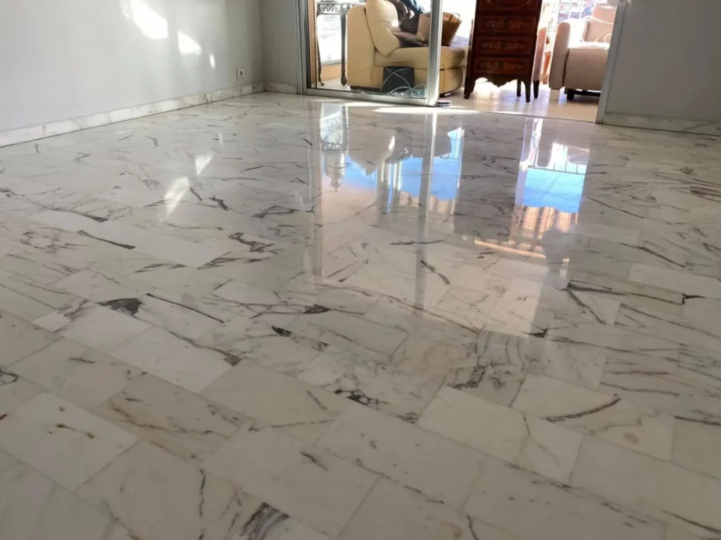 Marbre brillant après polissage professionnel au quartier Cimiez à Nice