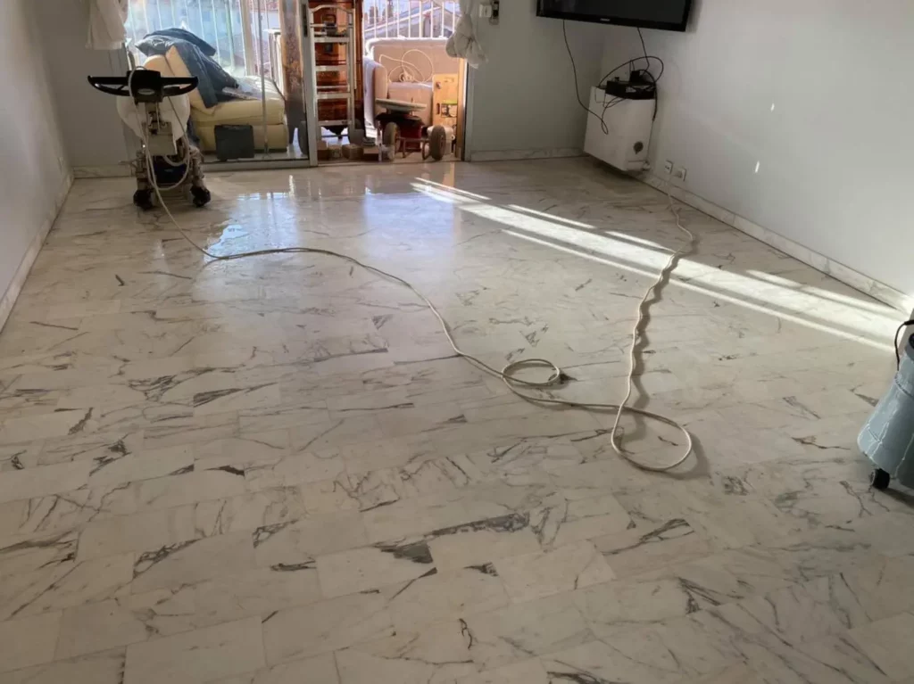 Sol en marbre terni avant polissage dans un appartement à Cimiez Nic
