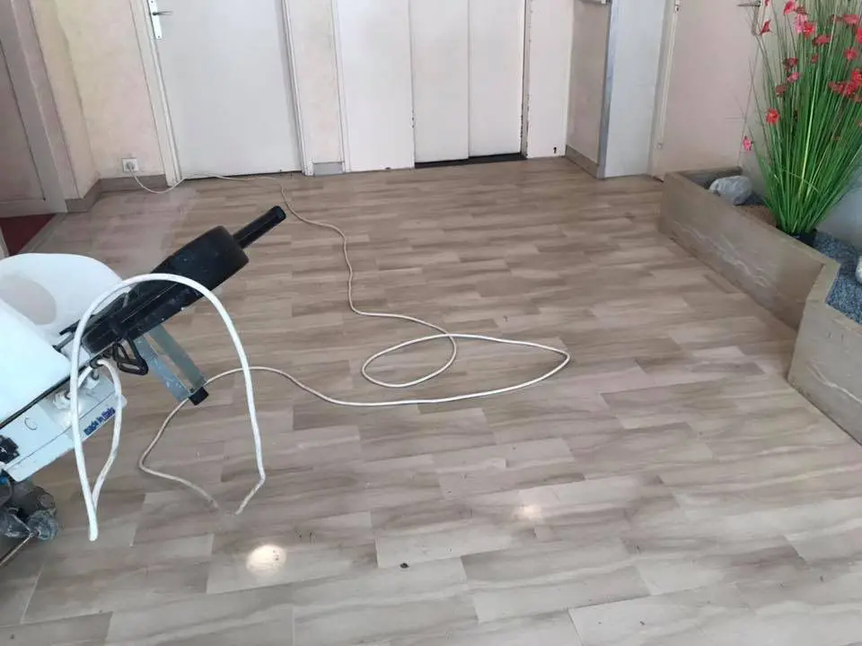 Sol en marbre terne avant polissage et cristallisation dans un hall d’immeuble au quartier Mont Boron à Nice