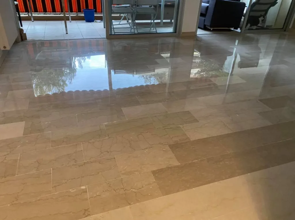 Sol en marbre rénové et brillant après ponçage, polissage et lustrage dans un appartement au quartier des Musiciens à Nice